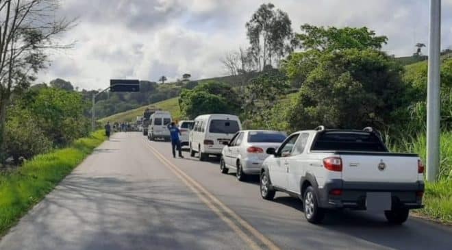 Moradores fecham trecho de rodovia em manifestação por regulação de idosa para Salvador