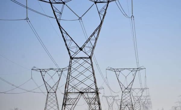 Enel vai parcelar conta de energia para famílias de baixa renda