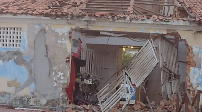 Bandidos explodem caixa eletrônico no Mercado Municipal de Itaparica
