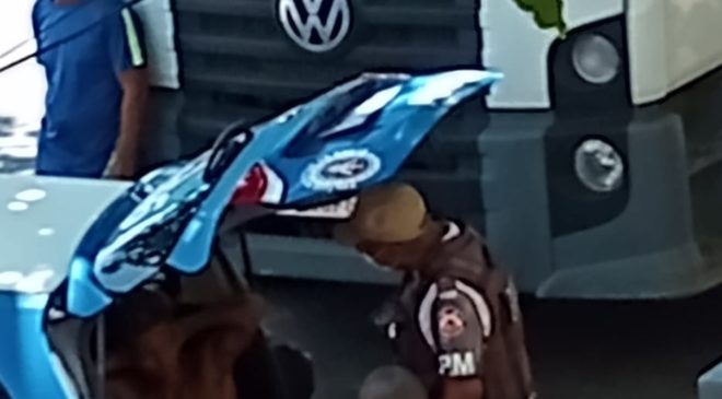 Policia prende bandidos com carro roubado na avenida Amaralina