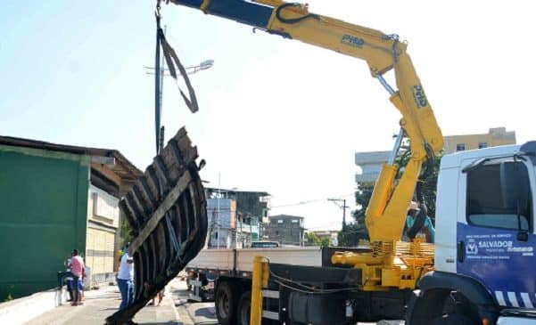 Salvador: Operação para retirada de sucatas de barcos é iniciada na Ribeira