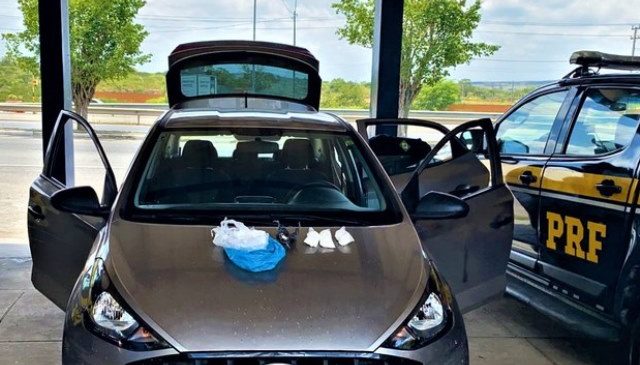 Na cidade de Feira de Santana, homem tenta fugir da PRF em rodovia, mas é preso com drogas