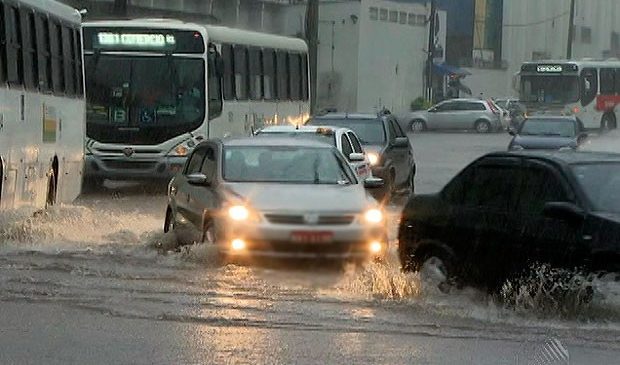 Forte chuva que cai em Salvador,  causa transtorno em vários pontos da cidade