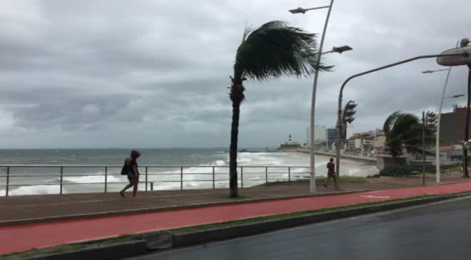 Salvador amanhece debaixo de muita chuva, com ruas alegadas e muitos transtornos