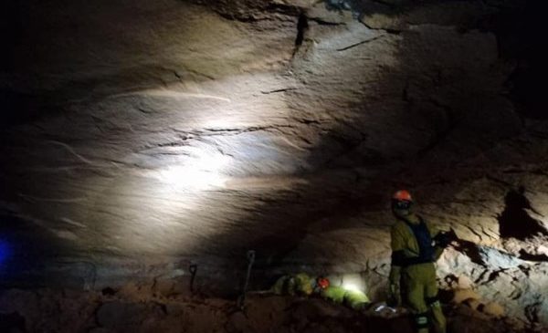Pelo menos 15 bombeiros estão soterrados após desmoronamento em gruta