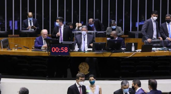 A Câmara dos Deputados rejeita substitutivo de PEC que altera Conselho do MP