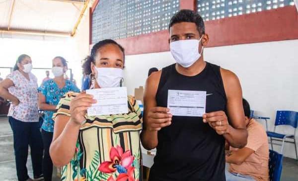 Brasil alcança metade da população completamente imunizada