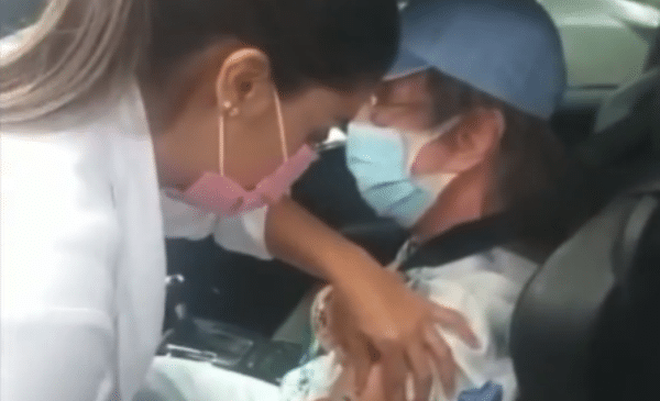 Roberto Carlos recebe 3ª dose da vacina contra Covid-19: ‘Tem que vacinar’