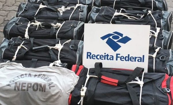 Operação da Receita Federal fiscaliza Centro e apreende R$ 100 mil em produtos falsificados