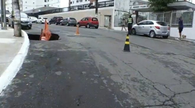 Salvador; Chuva abre crateras em rua no Stiep
