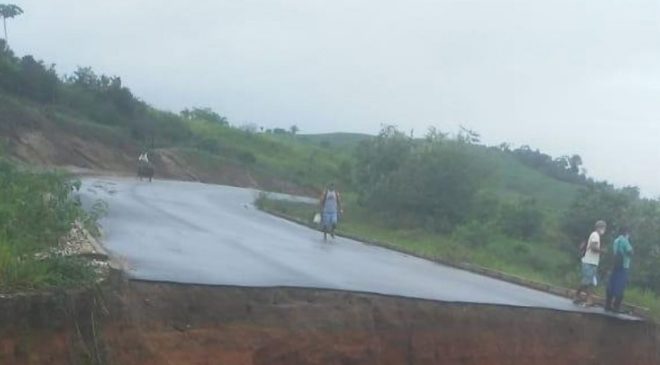 Trecho da BR 110 é interditado após fortes chuvas causarem erosão da pista