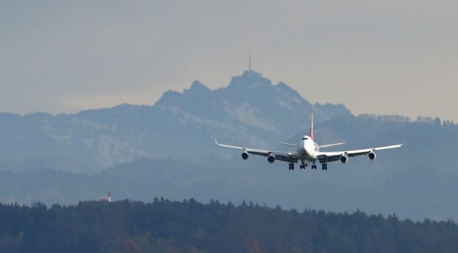 Com velocidade da ômicron, agências, companhias aéreas e até hospitais reduzem serviço