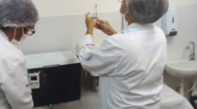 Dois brasileiros testataram positivo  para variante Ômicron