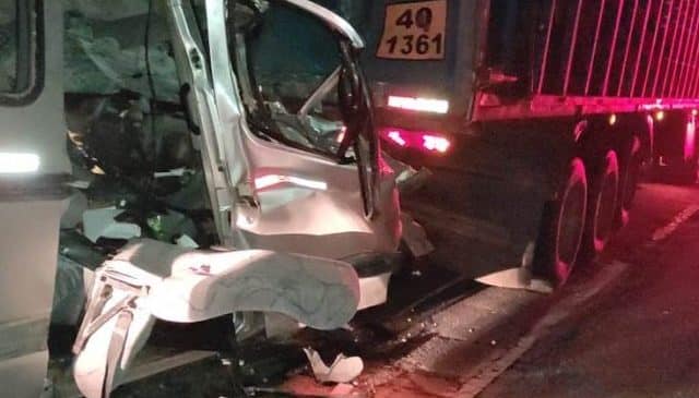 Em Feira de Santana, Cinco pessoas morrem e duas ficam feridas em acidente com van na BR-324