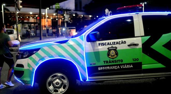 Viaturas da Transalvador recebem iluminação especial de Natal
