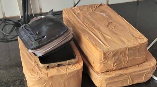 Motorista é preso com cocaína escondida em carro, em Feira de Santana