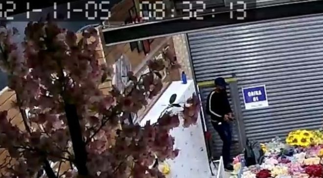 Homem armado tranca funcionários e assalta loja nos Barris; veja vídeo