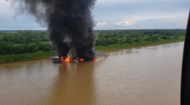 PF e Forças Armadas queimam 69 balsas em operação contra o garimpo ilegal na Amazônia