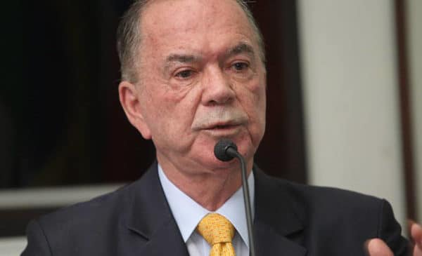 Vice-governador João Leão passa mal e é internado