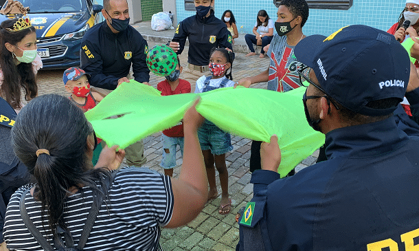‘Policiais contra o câncer infantil’: PRF arrecada doações para o GACC-BA