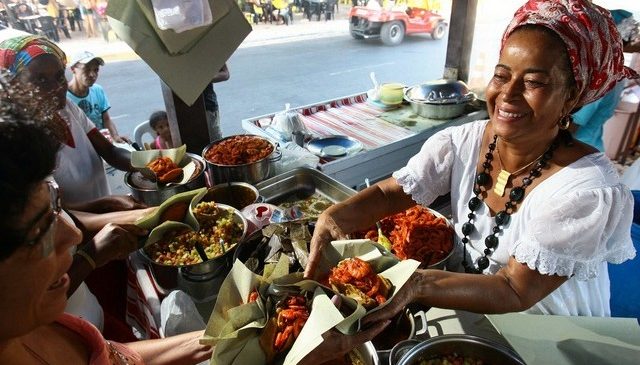 Hoje 25 de novembro, dia dedicado a Baiana do Acarajé, um dos ícones mais populares do Brasil