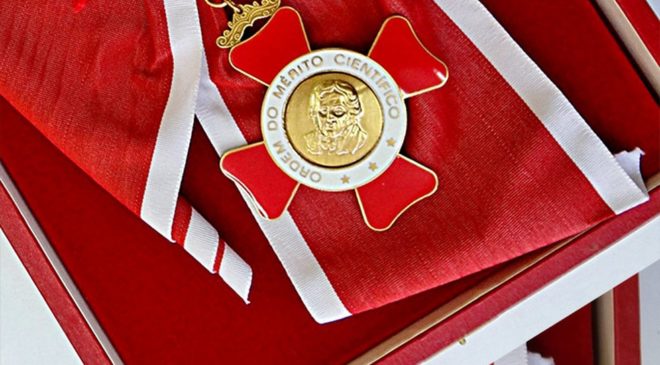 Cientistas renunciam homenagem após Bolsonaro retirar medalha de pesquisador
