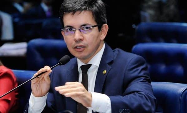Após receber Lula em Paris, Macron dá maior honraria da França a Randolfe Rodrigues