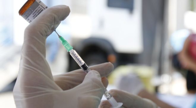 Taxa de transmissão da Covid volta a cair no Brasil, diz Imperial College