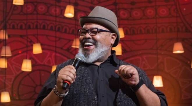 Cantor Jorge Aragão passa mal e é internado em São Paulo