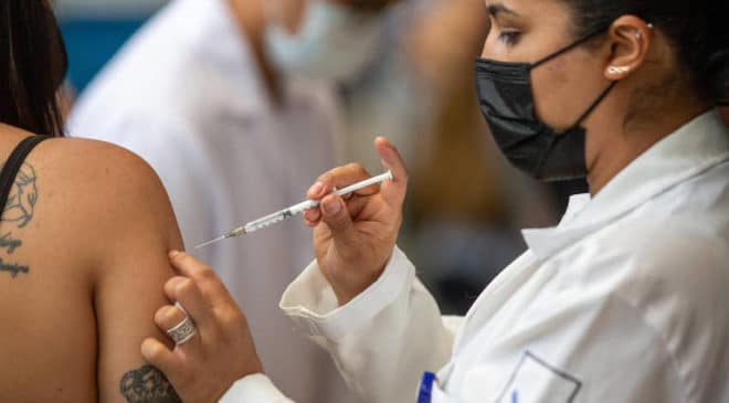 Entenda os efeitos colaterais causados pela terceira dose da vacina contra Covid