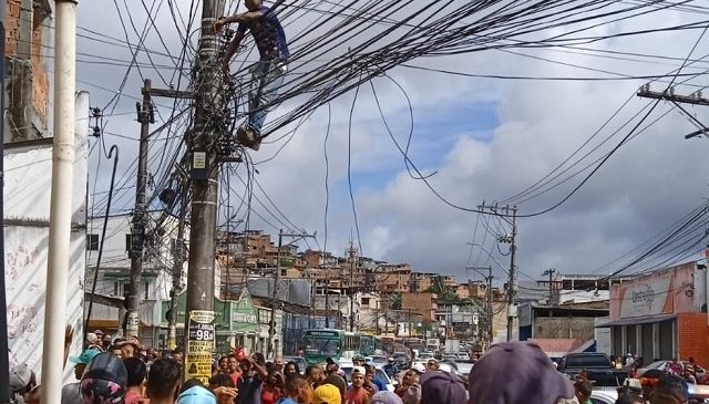 Homem que ele fugia de tentativa de assalto, para escapar, sobe em poste de iluminação publica e fica preso na fiação