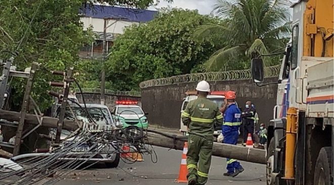 Por pouco, poste atingido por caminhão não cai sobre homem que seguia para o trabalho em Salvador