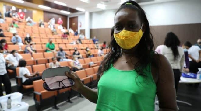 Servidores da Educação ganham óculos de grau após realizar exames de vista na SEC
