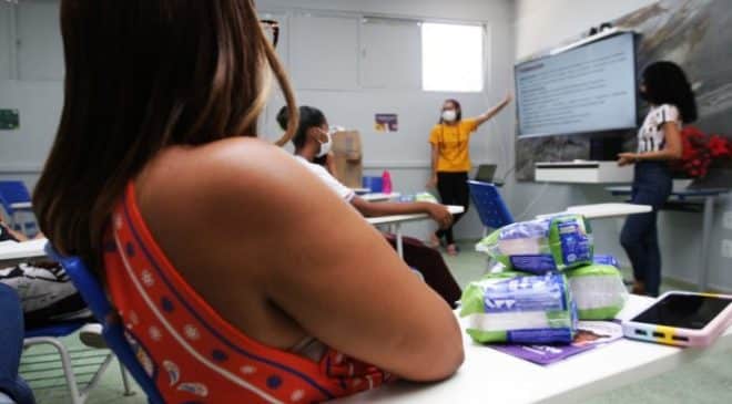 Programa Dignidade Menstrual, distribui absorventes higiênicos para estudantes na capital e do interior