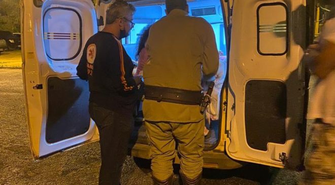 Gestante em trabalho de parto é auxiliada por PMs
