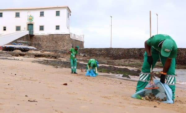 Salvador: Limpurb dá início à operação de limpeza das praias no Verão