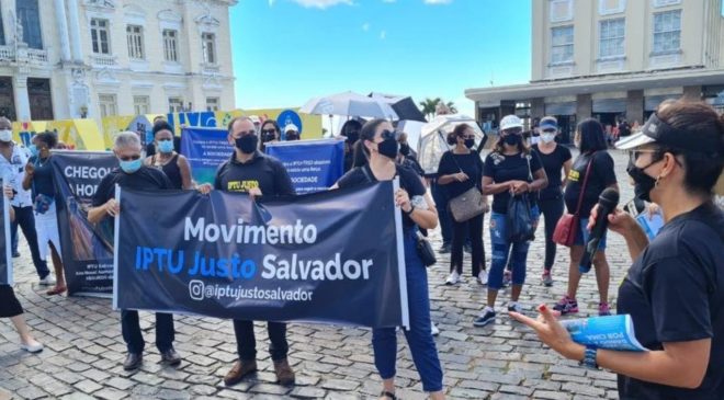 Contra aumento de IPTU, moradores de condomínios fazem protesto em frente a secretaria em Salvador