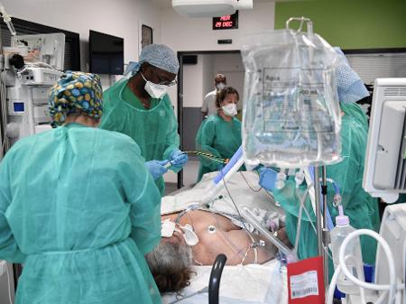 Onda simultânea de casos de Covid, gripe e gastroenterite lotam hospitais na França