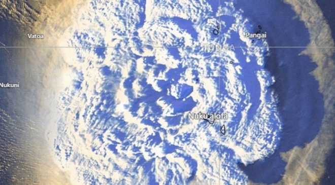 Erupção de vulcão na Oceania provoca tsunami no sul do Pacífico