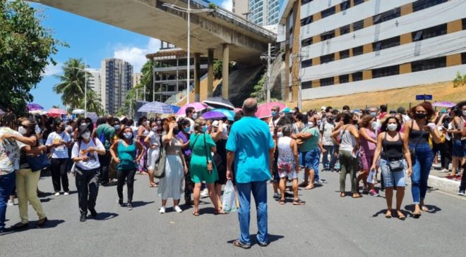 Professores da rede municipal realizam manifestação em frente à secretaria, na Garibaldi