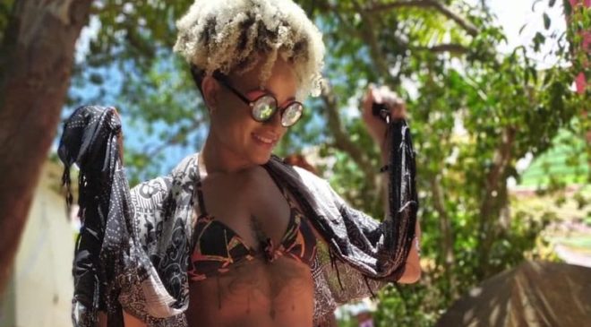 Corpo de jovem morta a facadas pelo namorado é sepultado em Salvador
