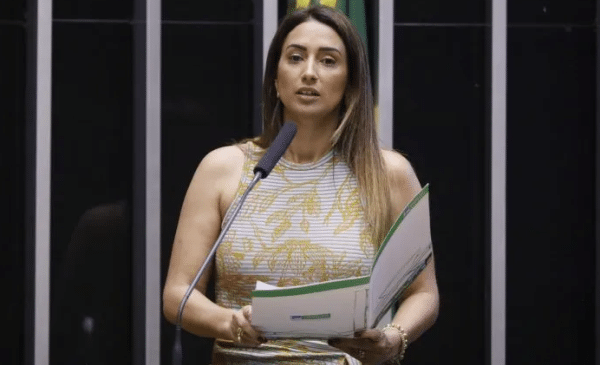 Ministra Flávia Arruda é afastada da Secretaria de Governo