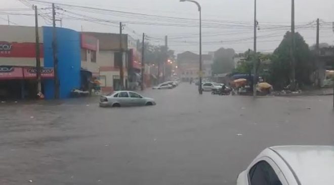 O INMET (Instituto Nacional de Meteorologia) divulga alerta laranja para chuvas intensas neste domingo
