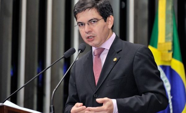 Randolfe é convidado para fazer parte da equipe de campanha de Lula