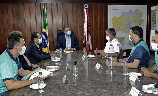 Rui se reúne com voluntários do Rally dos Mares que ajudaram em regaste no Sul
