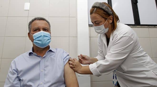 Governador Rui Costa recebe a terceira dose contra a Covid-19