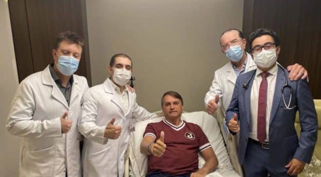 presidente Jair Bolsonaro em alta do Hospital Vila Nova Star em São Paulo