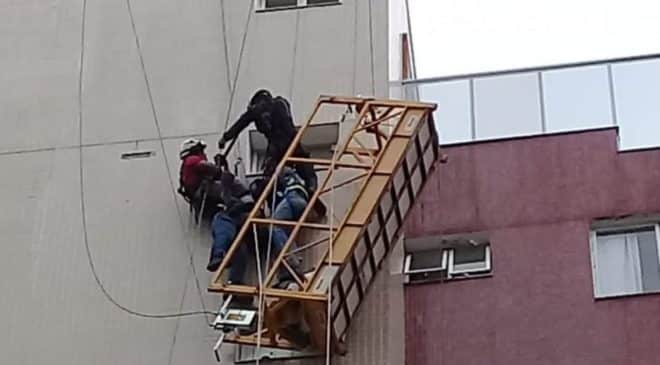 Cabo de aço rompe e homens são resgatados a 35 metros de altura
