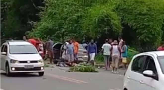 Acidente entre carro e moto na Linha Verde deixa duas vítimas