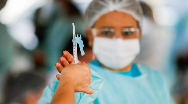 Há um ano, Brasil aplicava 1ª dose de vacina contra a covid-19